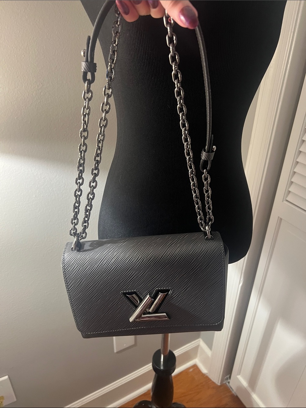 Louis Vuitton Black Epi Leather Shoulder Bag with Gunmetal Chain NWOT - Picture 7 of 11
